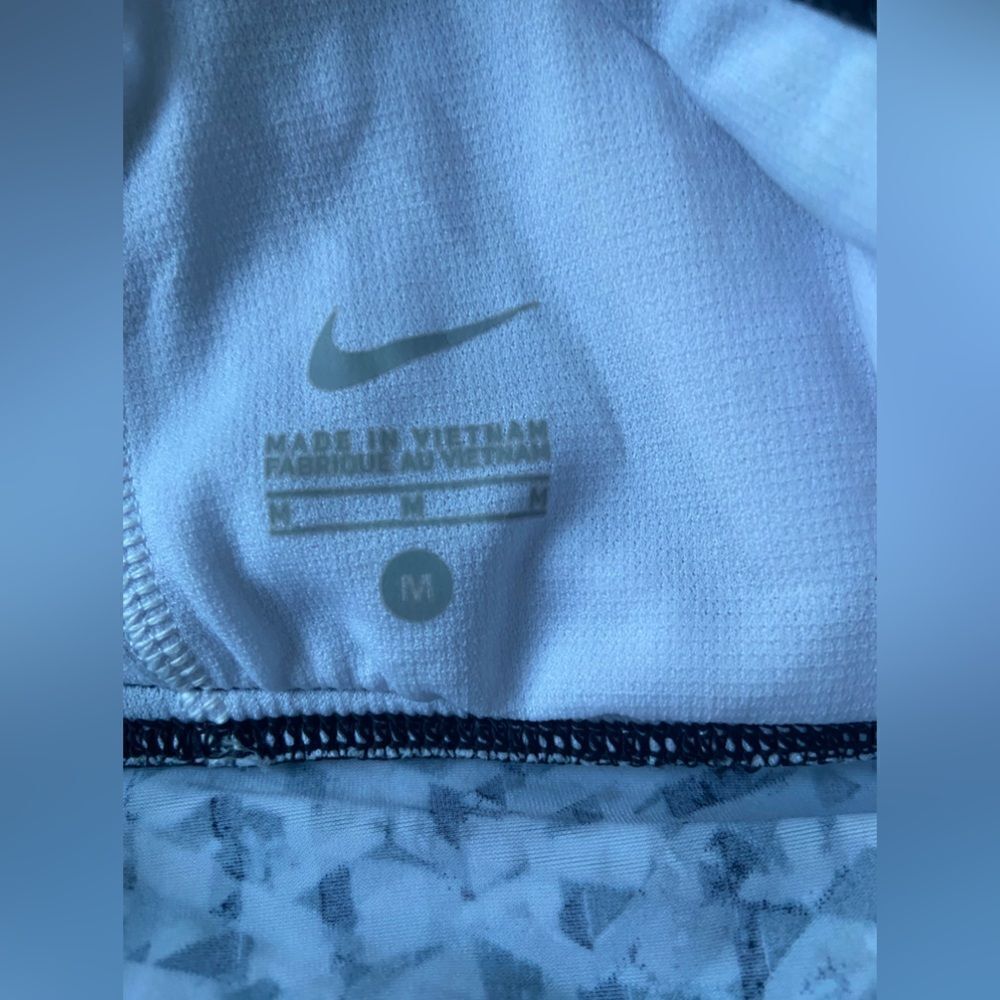 NIKE women's - Picture 3 of 3